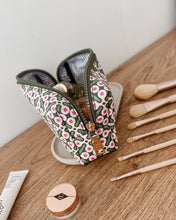 Brianna Makeup Bag Retro Style With Brush Set By Louenhide