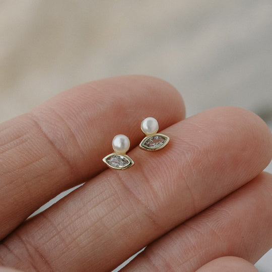 earrings stud gold pearl